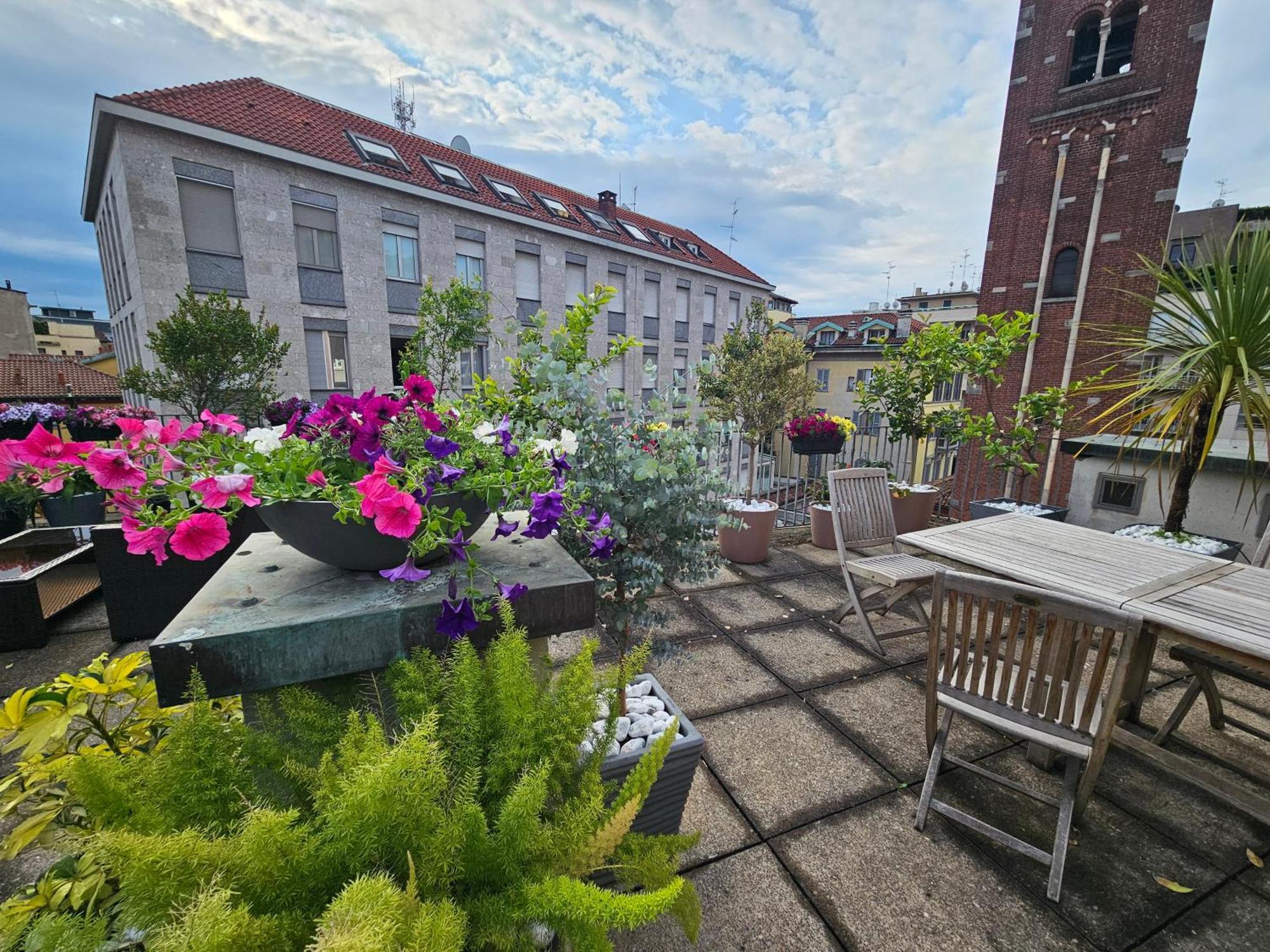 Exclusive Top Floor 2-Bedroom Flat Milano Esterno foto