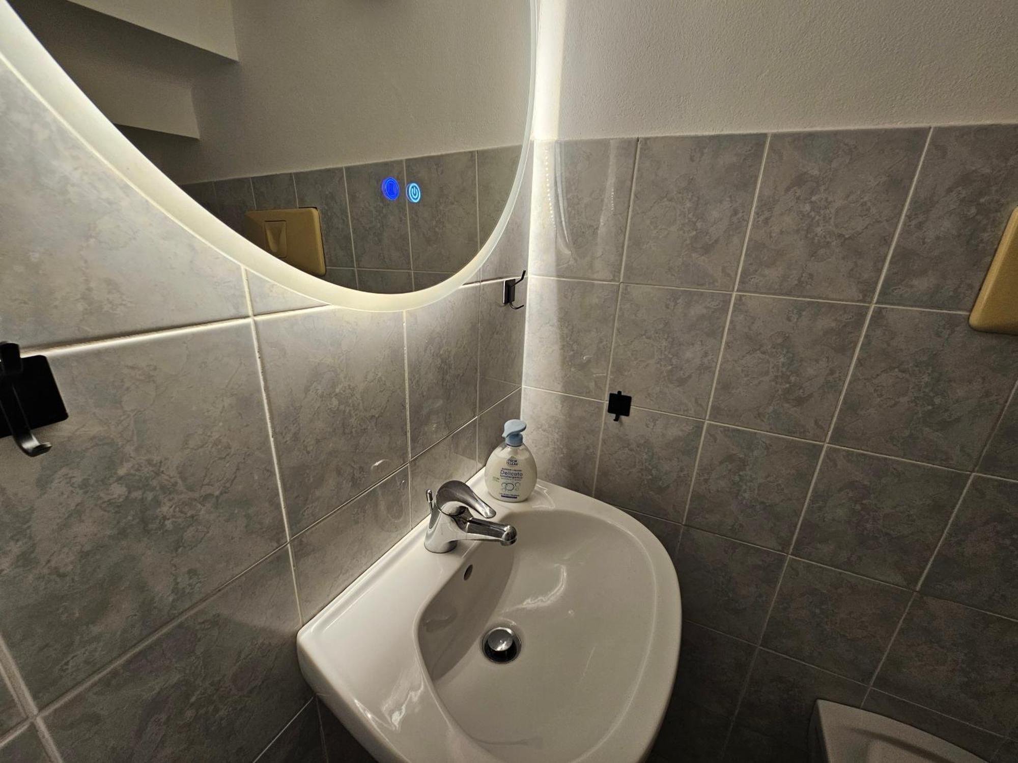 Exclusive Top Floor 2-Bedroom Flat Milano Esterno foto