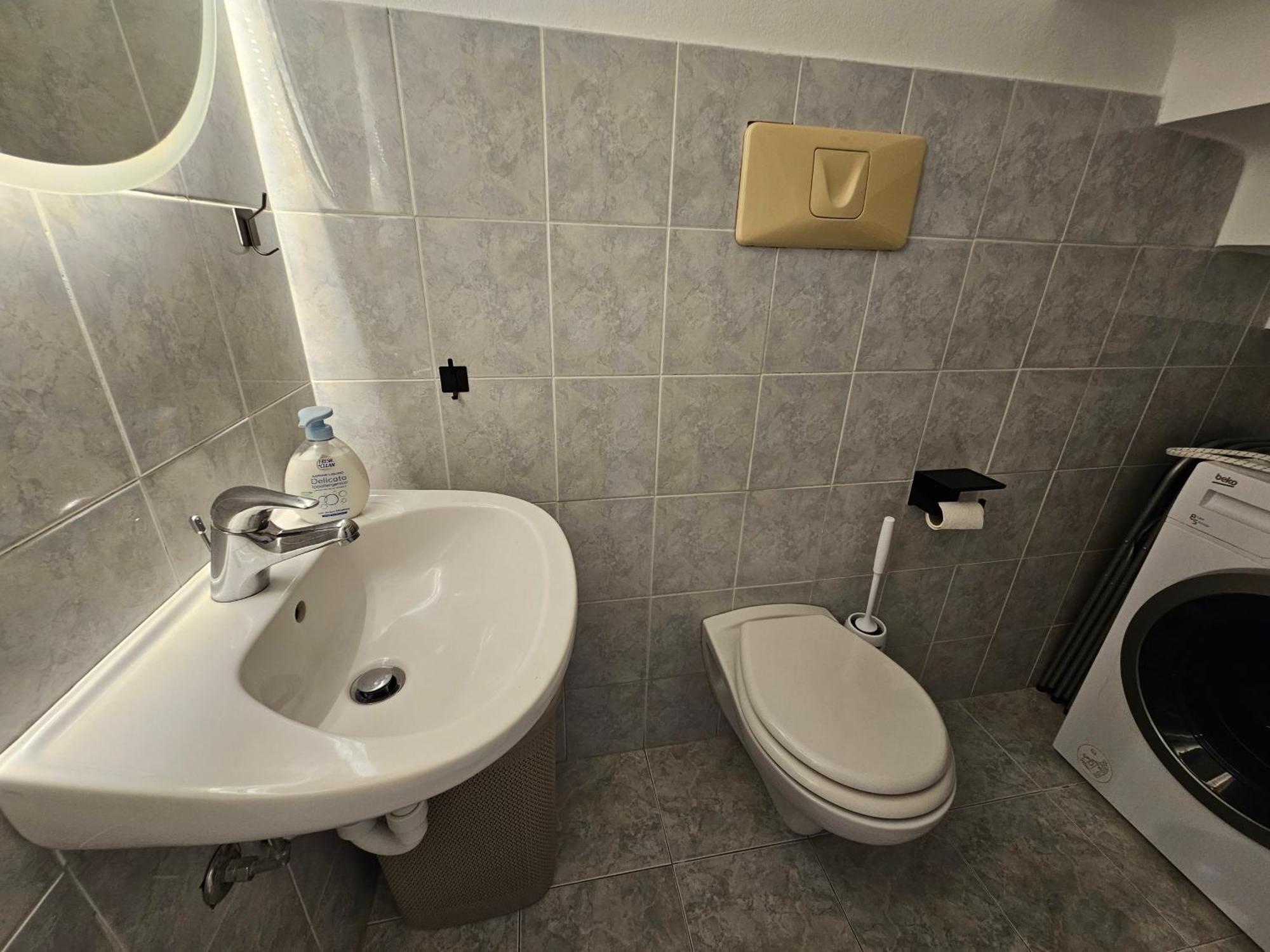 Exclusive Top Floor 2-Bedroom Flat Milano Esterno foto